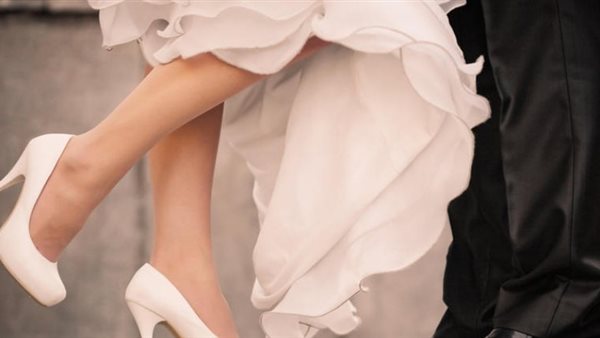 متابعون: مصنوع من الذهب؟..سخرية واسعة من حذاء حريمي بـ 23 ألف جنيه | شاهد