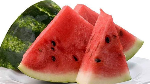 هذه طرق التأكد من جودته.. حقيقة البطيخ المسمم بالأسواق 