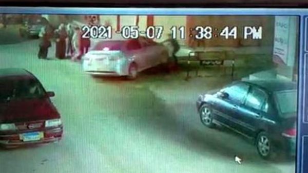 لقطات صادمة.. كاميرا مراقبة تبين دهس سيارة لـ٣ أطفال ومصرع أحدهم | شاهد 