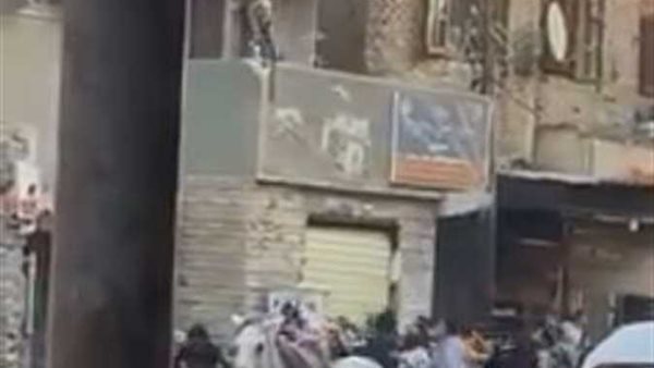 فلوسه ما بتخلص..مهندس يثير الجدل في نهار رمضان ويلقي أموالا على المارة | شاهد