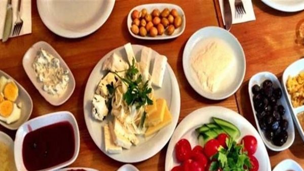 قد تؤدي للتسمم.. 5 أشياء احذر منها عند تناول الطعام خلال أيام العيد