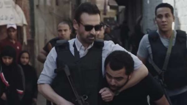 خبيرة لغة جسد تجيب..ما هو سر ارتداء كريم عبدالعزيز النظارة الشمس في الاختيار 2 ؟