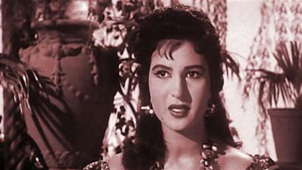 ذهب لها خلف الكواليس خلسة.. حكاية نعيمة عاكف والملك فاروق