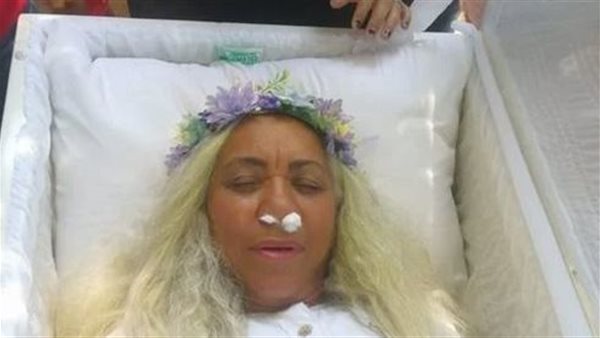 دعت أصدقاءها لحمل النعش..سيدة تقيم جنازة لنفسها | شاهد