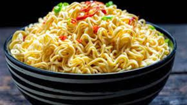 طبيب شهير يحسم الجدل.. هل مرقة الدجاج والنودلز أكلات تسبب السرطان؟