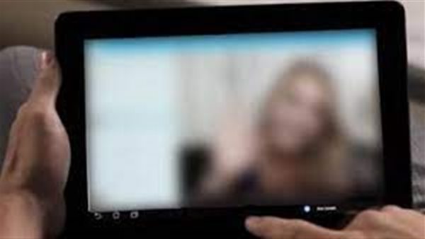 ابتز سيدة بصور وفيديوهات خاصة .. تفاصيل مثيرة في ضبط عامل بمحل صيانة موبايلات