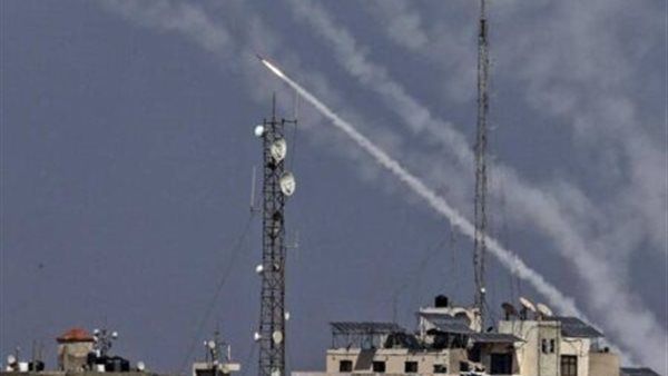 حماس أطلقت 130 صاروخا..سكان الضفة الغربية يدعون للسلم وعدم القتال