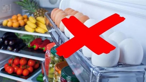 تحذير خطير.. لا تخزنوا البيض في باب الثلاجة لهذا السبب