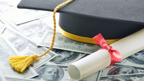 اختارت سيدة مغربية نموذجا صارخا..دراسة تحذر من انتشار  حاملي  درجات دكتوراة  وهمية في مصر