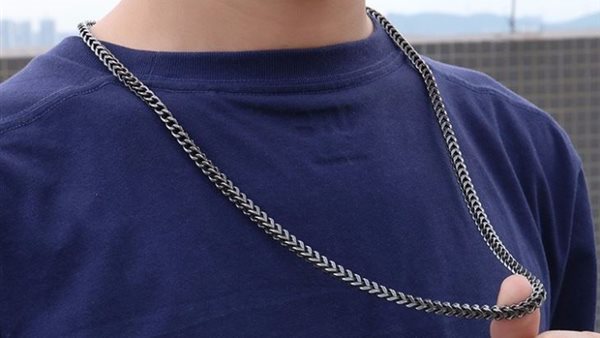 الإفتاء تحسم الجدل..ما حكم لبس السلسلة للرجال؟ | شاهد