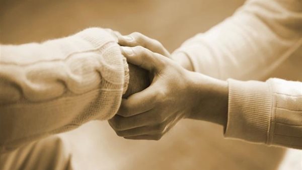 هل تشعر ببرودة اليدين والقدمين؟..6 علامات قد تنذر باقتراب الموت