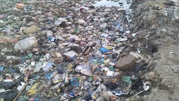 تلال القمامة تسد ترعة الأقواز بالصف والأهالي يناشدون الجيزة والري بوضع حواجز بالقرى الأخرى