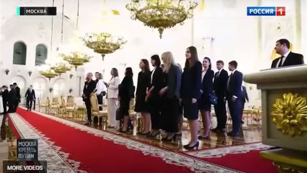 جمالهن أخرجه عن وقاره.. لافروف يغازل فتيات في الكرملين | شاهد