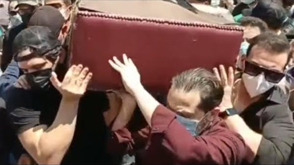 ربنا بيطبطب عليه.. موقف غريب لرامي رضوان أثناء دفن الفنان سمير غانم