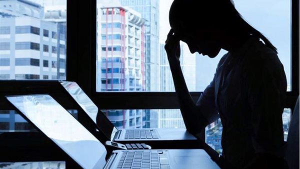 أوهموها بالعلاج الروحاني.. إحالة 3 متهمين بابتزاز معلمة بمقاطع فاضحة