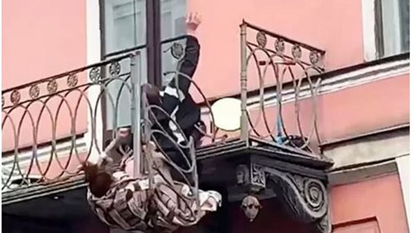 تفاصيل مثيرة..خلاف بين زوجين ينتهي بسقوطهما من شرفة منزلهما