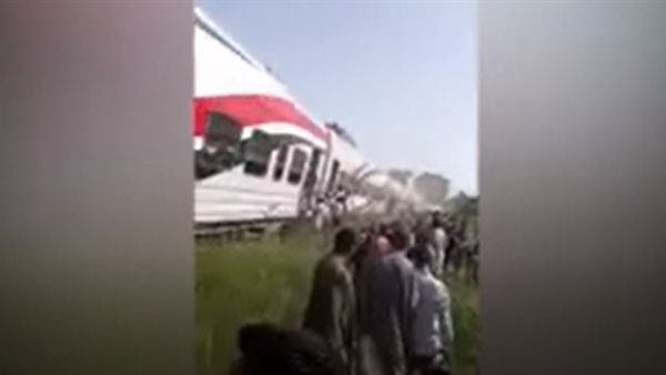 عاجل.. لحظة خروج عربة قطار عن القضبان ببني سويف | شاهد