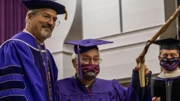 قصة أكبر طالب في العالم..نجا من الحرب العالمية وتخرج بعمر الـ97 عاما