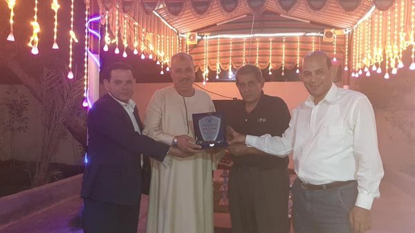 نقابة المعلمين بالصف تكرم العمدة المثالي على مستوى محافظة الجيزة لدوره الفعال في العملية التعليمية