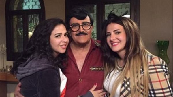 ملابس سوداء..أول رد فعل من دنيا وإيمي سمير غانم بعد وفاة والدهما