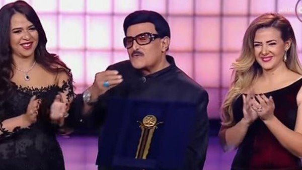 4 مفاجأت سارة.. قارئ كف تنبأ لسمير غانم بنجومية ابنتيه دنيا وإيمي | شاهد