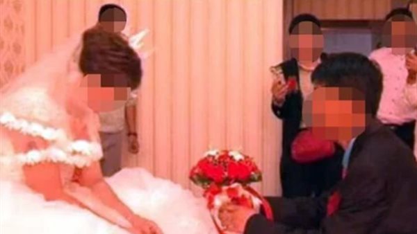 بعد شهرين من ارتباطهما.. شاب يكتشف زواج زوجته بالصدفة