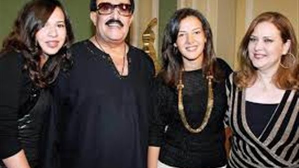 هتوحشنا يا سمورة.. مشاهد مؤثرة أمام مقبرة الراحل سمير غانم | شاهد