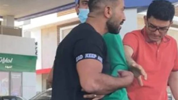 بتكلم مين كده يلا.. أحمد سعد يضرب شابًا بـ القلم في محطة بنزين
