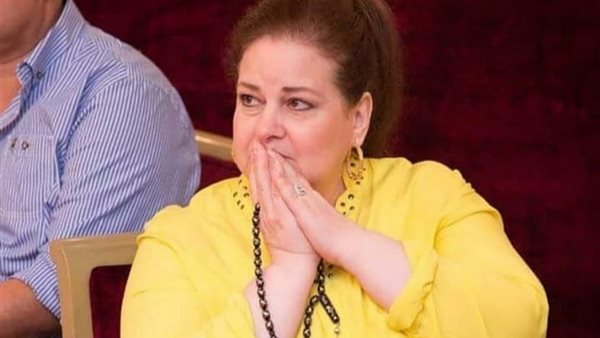 رغم تعبها.. موقف إنساني لـ دلال عبدالعزيز مع سيدة مريضة في المستشفى | شاهد