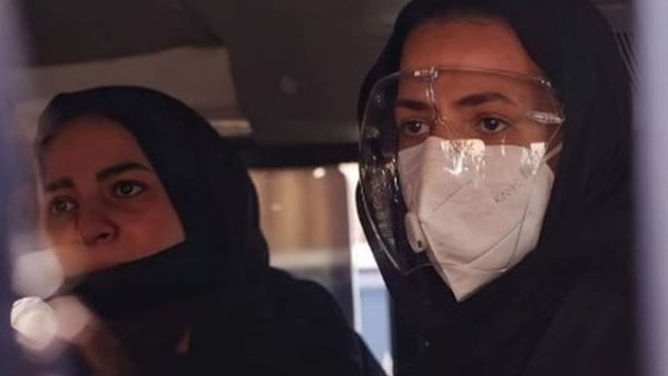 شاهد..لحظة انهيار دنيا وإيمي سمير غانم فى جنازة والدهما