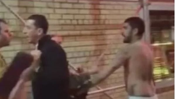 يتشاجر عاريا.. تسريب فيديو لزين مالك في موقف غريب | شاهد