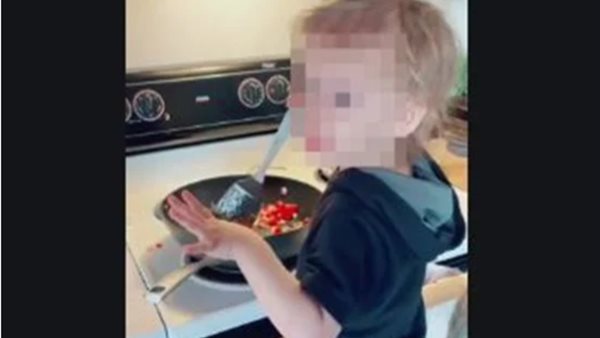 جنون الحياة .. أم تعلم أطفالها الطبخ على النار في عمر 14 شهرًا