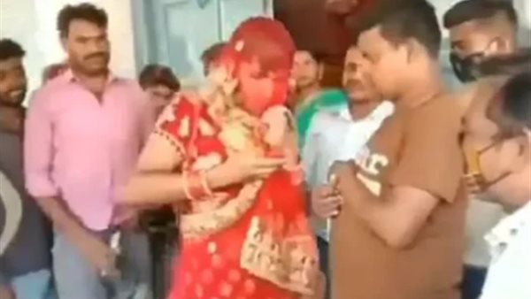 رد فعل عنيف من عائلتها.. شاب يتنكر في زي العروس لمقابلة حبيبته ليلة زفافها