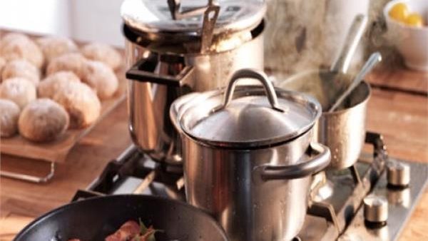 سموم مخفية تضر بالصحة.. احذر الطهي في هذه الأواني