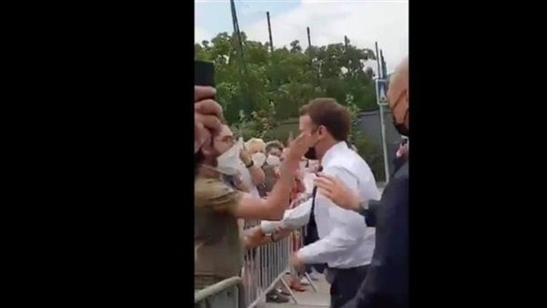 لقطات صادمة.. لحظة صفع الرئيس الفرنسى على وجهه | فيديو 