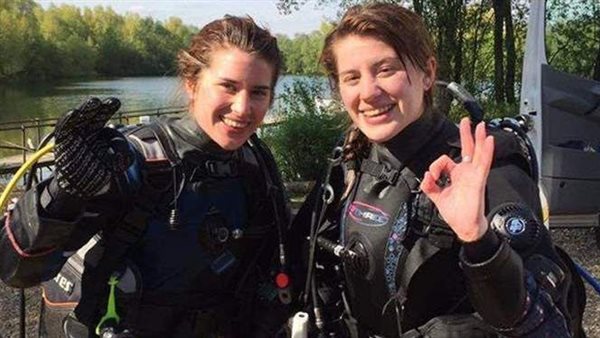 بلكمة.. توأم تنقذ أختها من هجوم تمساح عليها 