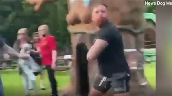 رجل يقطع أذن اخر بأسنانه خلال مشاجرة في بار | شاهد