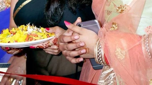  طلب منها تصرف غير لائق.. عروس تحتجز العريس وعائلته كرهائن والشرطة تتدخل 