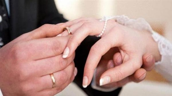 الإفتاء تجيب على أغرب سؤال.. حكم جلوس الرجل مع زوجته بعد العقد وقبل الدخول