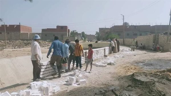 لحماية الأطفال من الغرق..إدارة الأزمة بقرية الودي بالصف تقيم سورا حول ترعة القرية بمسافة ٢.٢ كم بالجهود الذاتية