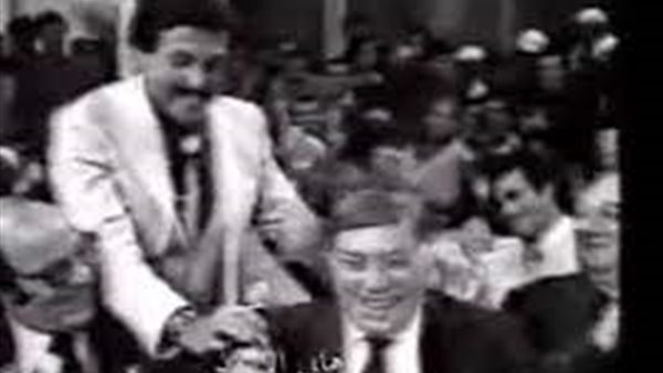 فيديو نادر.. سمير غانم يدخل الجميع في نوبة ضحك بحضور فريد شوقي | شاهد