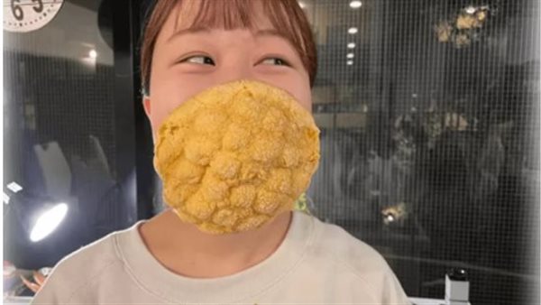 صالحة للأكل.. شاهد كمامة مصنوعة من الخبز لمنع تفشي كورونا