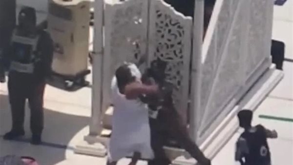شاهد..لحظة القبض على شخص حاول اعتلاء منبر الحرم المكي