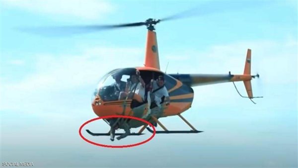مقطع مرعب.. روسي يربط صديقه في مروحية طائرة