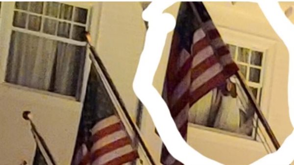 لحظات رعب.. سائحة تلتقط صورة لشبح امرأة على نافذة الفندق