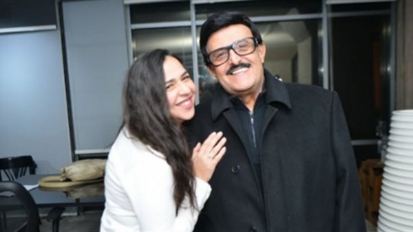 الوداع الحقيقي هو تقبيل جبين ميت.. كلمات مؤثرة من إيمي سمير غانم عن والدها | شاهد