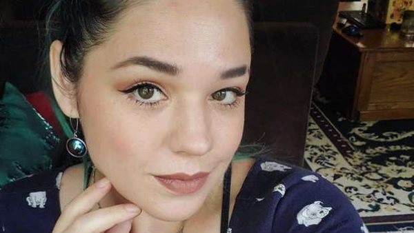 أغرب مهنة في العالم..فتاة تعانق المصدومين عاطفيا مقابل 100 دولار