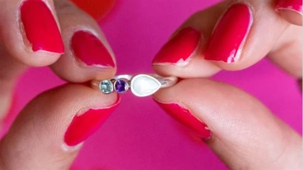 حلي وخواتم.. أم تصنع مجوهرات ولؤلؤ من حليب الثدي