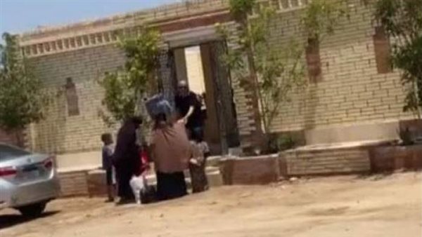 رحمة على روح سمير غانم.. توزيع الطعام والأموال أمام مقبرته