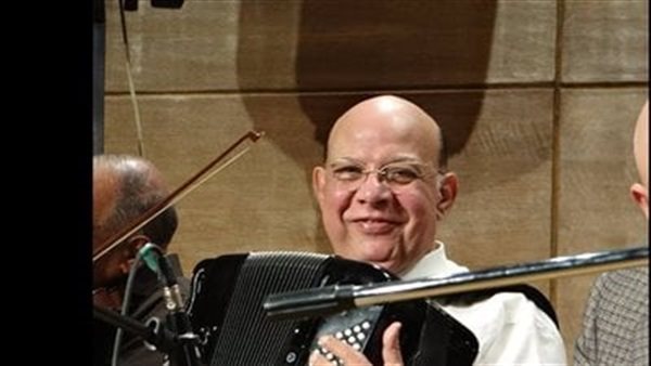 الميت الحي.. خطأ من نقابة الموسقيين يؤكد وفاة عازف شهير.. والأخير يرد: أنا حي | شاهد